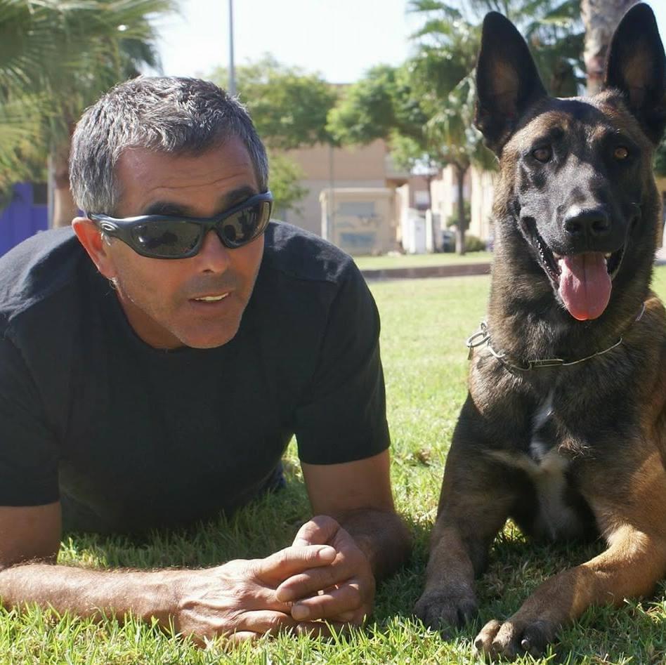 Germán relajado su perro